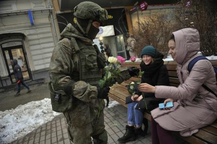 Екатеринбург. Военные разведчики в свой  профессиональный праздник дарили девушкам цветы