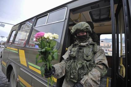 Екатеринбург. Военные разведчики в свой  профессиональный праздник дарили девушкам цветы