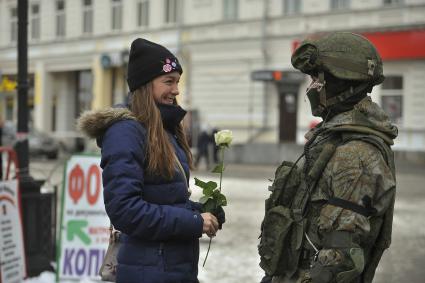 Екатеринбург. Военные разведчики в свой  профессиональный праздник дарили девушкам цветы