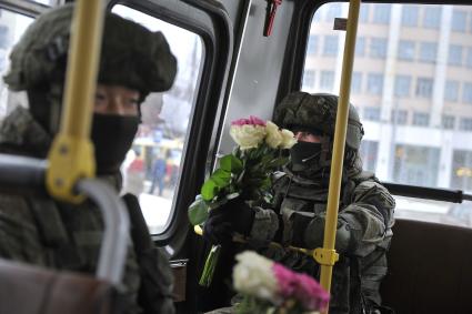 Екатеринбург. Военные разведчики в свой  профессиональный праздник дарили девушкам цветы