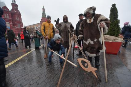 Москва.  Участники городского фестиваля `Россия объединяет` в рамках празднования Дня народного единства, на Манежной площади.