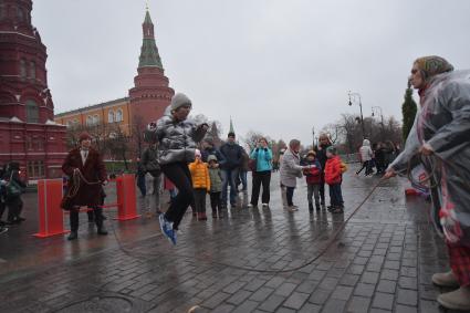 Москва.  Участники городского фестиваля `Россия объединяет` в рамках празднования Дня народного единства, на Манежной площади.