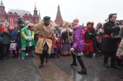 Москва. Участники городского фестиваля `Россия объединяет` в рамках празднования Дня народного единства, на Манежной площади.