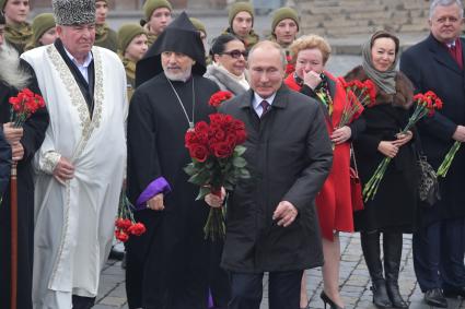 Москва.  Глава Ново-Нахичеванской и Российской епархии Армянской апостольской церкви Езрас Нарсисян  и президент РФ Владимир Путин  перед возложением цветов   к памятнику Минину и Пожарскому в День народного единства.