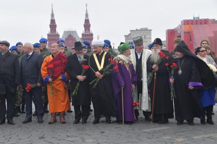 Москва.  Глава буддийской традиционной сангхи Дамба Аюшеев, главный раввин России  Берл Лазар, верховный муфтий России Талгат Таджутдинов, глава Русской православной старообрядческой церкви  митрополит Корнилий, глава Ново-Нахичеванской и Российской епархии Армянской апостольской церкви Езрас Нарсисян (слева направо) перед возложением цветов   к памятнику Минину и Пожарскому в День народного единства.