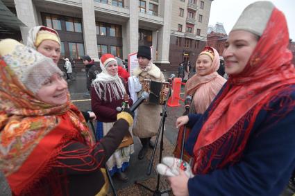 Москва.  Участники городского фестиваля `Россия объединяет` в рамках празднования Дня народного единства, на Манежной площади.