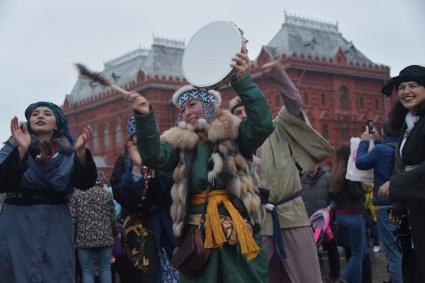 Москва.  Участники городского фестиваля `Россия объединяет` в рамках празднования Дня народного единства, на Манежной площади.