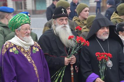 Москва.  Верховный муфтий России Талгат Таджутдинов, глава Русской православной старообрядческой церкви  митрополит Корнилий, глава Ново-Нахичеванской и Российской епархии Армянской апостольской церкви Езрас Нарсисян (слева направо) перед возложением цветов   к памятнику Минину и Пожарскому в День народного единства.