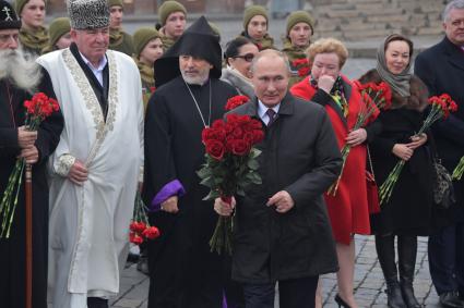 Москва.  Глава Ново-Нахичеванской и Российской епархии Армянской апостольской церкви Езрас Нарсисян  и президент РФ Владимир Путин  перед возложением цветов   к памятнику Минину и Пожарскому в День народного единства.