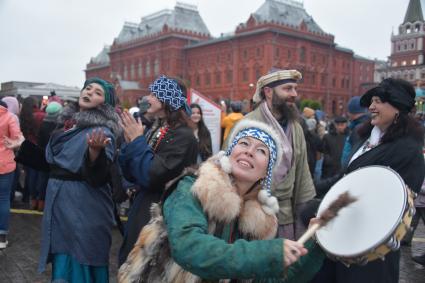 Москва.  Участники городского фестиваля `Россия объединяет` в рамках празднования Дня народного единства, на Манежной площади.