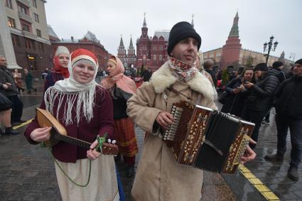 Москва.  Участники городского фестиваля `Россия объединяет` в рамках празднования Дня народного единства, на Манежной площади.