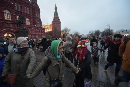 Москва.  Участники городского фестиваля `Россия объединяет` в рамках празднования Дня народного единства, на Манежной площади.