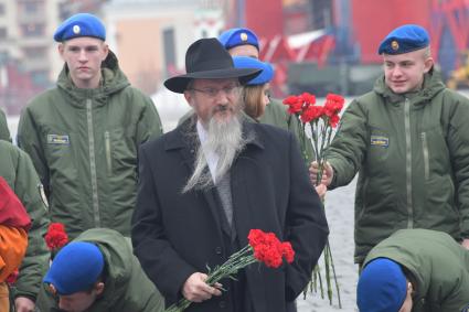 Москва. Главный раввин России  Берл Лазар перед возложением цветов   к памятнику Минину и Пожарскому в День народного единства.