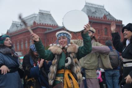 Москва.  Участники городского фестиваля `Россия объединяет` в рамках празднования Дня народного единства, на Манежной площади.