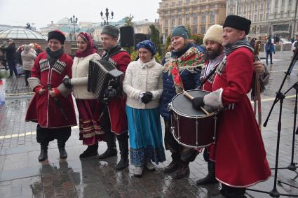 Москва.  Участники городского фестиваля `Россия объединяет` в рамках празднования Дня народного единства, на Манежной площади.