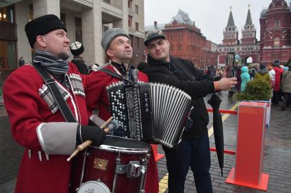 Москва.  Участники городского фестиваля `Россия объединяет` в рамках празднования Дня народного единства, на Манежной площади.