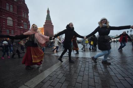 Москва.  Участники городского фестиваля `Россия объединяет` в рамках празднования Дня народного единства, на Манежной площади.