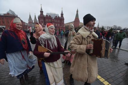 Москва.  Участники городского фестиваля `Россия объединяет` в рамках празднования Дня народного единства, на Манежной площади.