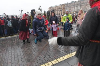 Москва.  Участники городского фестиваля `Россия объединяет` в рамках празднования Дня народного единства, на Манежной площади.