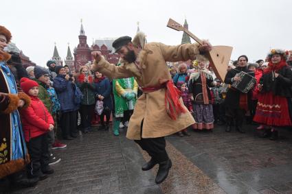 Москва.  Участники городского фестиваля `Россия объединяет` в рамках празднования Дня народного единства, на Манежной площади.