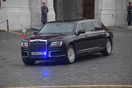 Москва.  Автомобиль Aurus Senat  президента РФ Владимира Путина  выезжает из  ворот Спасской башни.