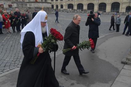 Москва. Патриарх Московский и Всея Руси Кирилл и президент РФ Владимир Путин  перед возложением цветов к памятнику Минину и Пожарскому в День народного единства.