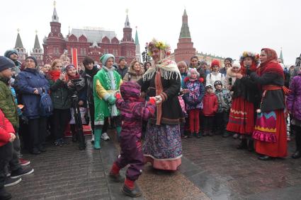 Москва.  Участники городского фестиваля `Россия объединяет` в рамках празднования Дня народного единства, на Манежной площади.