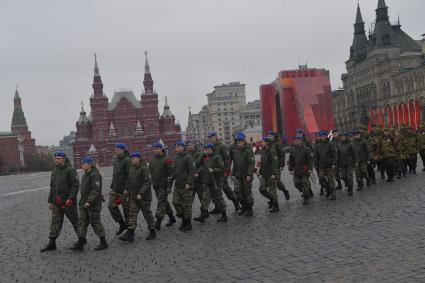 Москва. Курсанты военно-патриотического центра `Вымпел`возлагают цветы к памятнику Минину и Пожарскому в День народного единства.