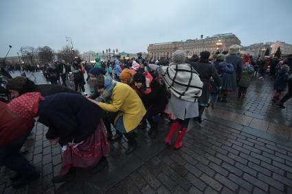 Москва.  Участники городского фестиваля `Россия объединяет` в рамках празднования Дня народного единства, на Манежной площади.