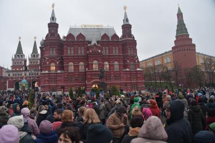 Москва.  Участники городского фестиваля `Россия объединяет` в рамках празднования Дня народного единства, на Манежной площади.