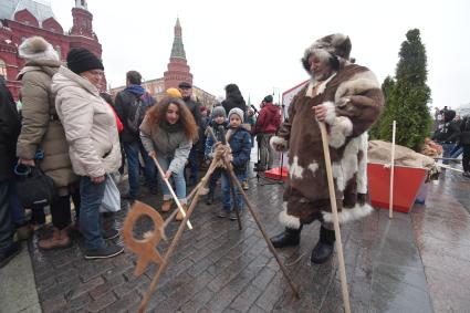 Москва.  Участники городского фестиваля `Россия объединяет` в рамках празднования Дня народного единства, на Манежной площади.