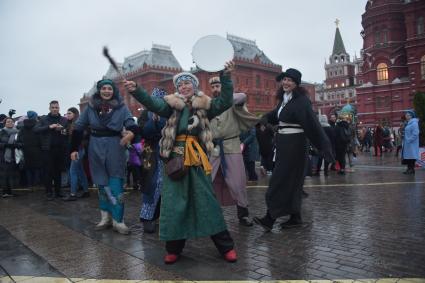 Москва.  Участники городского фестиваля `Россия объединяет` в рамках празднования Дня народного единства, на Манежной площади.