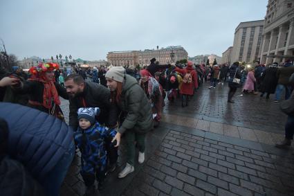 Москва.  Участники городского фестиваля `Россия объединяет` в рамках празднования Дня народного единства, на Манежной площади.