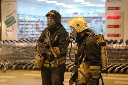 Ставрополь. Сотрудники МЧС РФ принимают участие в учениях по эвакуации людей и ликвидации условного пожара в МЦ `Космос`.
