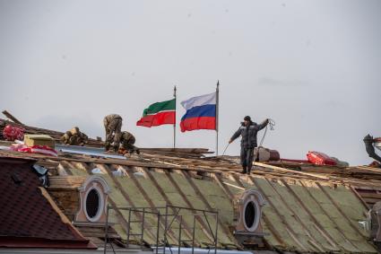Казань.  Ремонтные работы на крыше  здания Казанского Кремля.