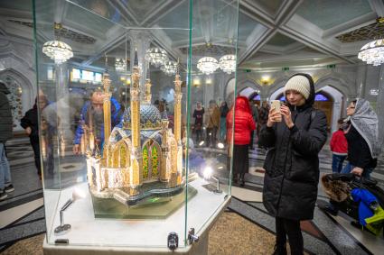 Казань. Посетители в  Мечети Кул-Шариф на территории  Казанского Кремля.
