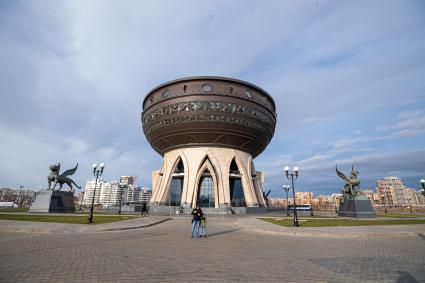 Казань. Вид на центр семьи дворец бракосочетаний  `Казан`.