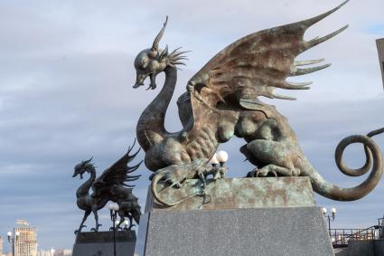 Казань. Скульптуры у  центра семьи дворца  бракосочетаний  `Казан`.