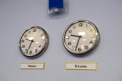 Казань. Настенные часы показывают Минское и Казанское время.