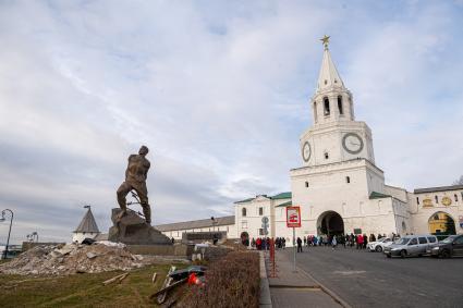 Казань. Вид на Спасскую башню Казанского Кремля и памятник Мусе Джалилю.