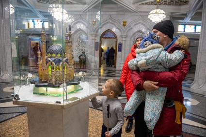 Казань. Посетители в Мечети Кул-Шариф на территории Казанского Кремля.