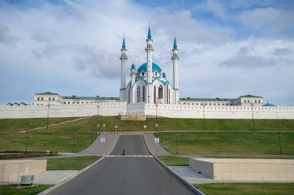 Казань.  Вид на мечеть Кул-Шариф на территории  Казанского Кремля.
