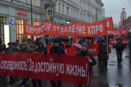 Москва. Участники  шествия, посвященного 102-й годовщине Великой Октябрьской  социалистической революции.