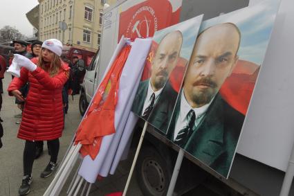 Москва. Участница шествия, посвященного 102-й годовщине Великой Октябрьской  социалистической революции.