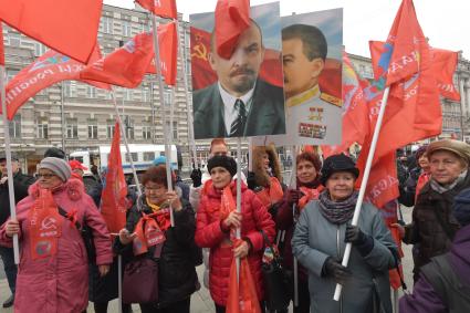 Москва. Участники  шествия, посвященного 102-й годовщине Великой Октябрьской  социалистической революции.