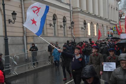 Москва. Участники  шествия, посвященного 102-й годовщине Великой Октябрьской  социалистической революции.