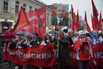 Москва. Участники  шествия, посвященного 102-й годовщине Великой Октябрьской  социалистической революции.