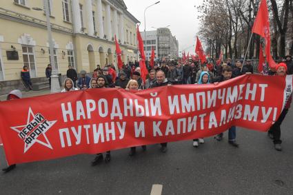 Москва. Участник  шествия, посвященного 102-й годовщине Великой Октябрьской  социалистической революции.