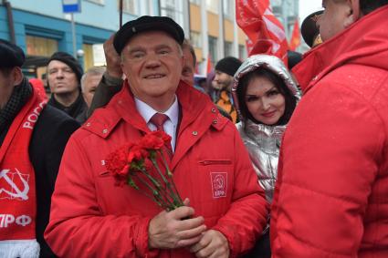 Москва. Председатель ЦК КПРФ Геннадий Зюганов во время  шествия, посвященного 102-й годовщине Великой Октябрьской  социалистической революции.