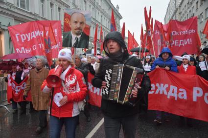 Москва. Участники  шествия, посвященного 102-й годовщине Великой Октябрьской  социалистической революции.